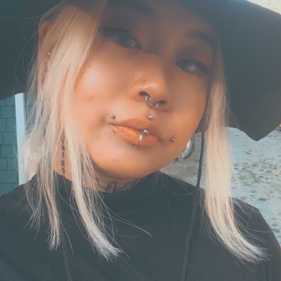 Meet your Posher, Gloria - Picture 1 of 1